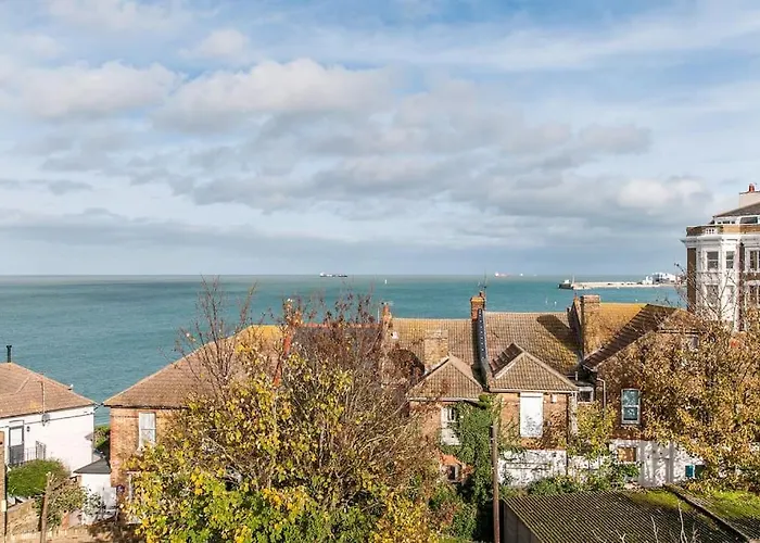 Lighthouse View - Apartment By The Sea